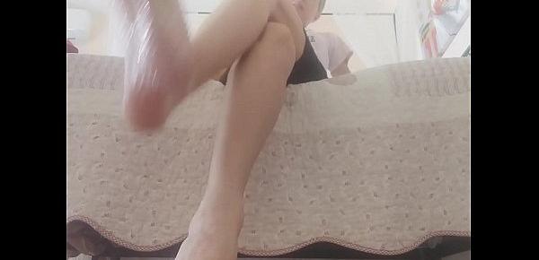  Mom really has beautiful and very tired feet. Do you want to massage and venerate them